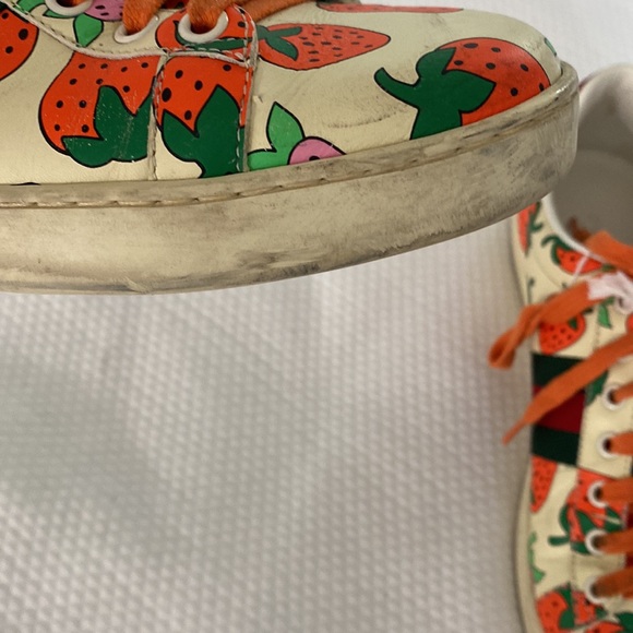 Gucci Ace Strawberry Print Leather Sneakers in Cream & Red, Size 39.5 - Picture 5 of 8